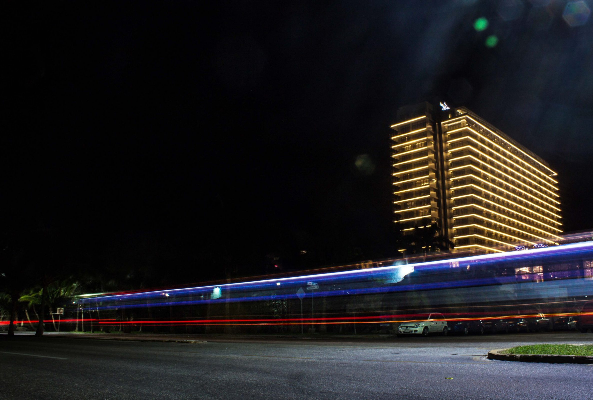 valo_alvarez_arquitectura_cancun_hotel_noche_mexico